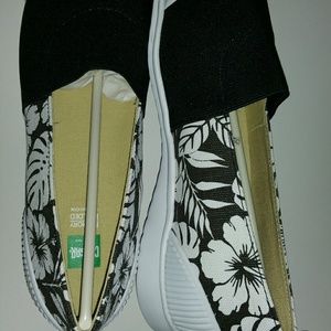 Women's size 9 slip-on shoes